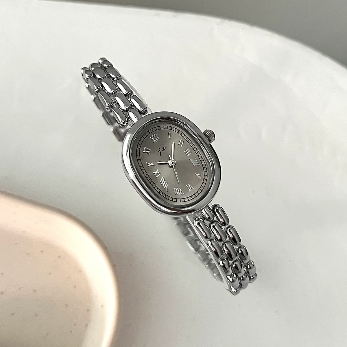 Small sophisticated retro women's watch, metal quartz bracelet, simple and elegant design