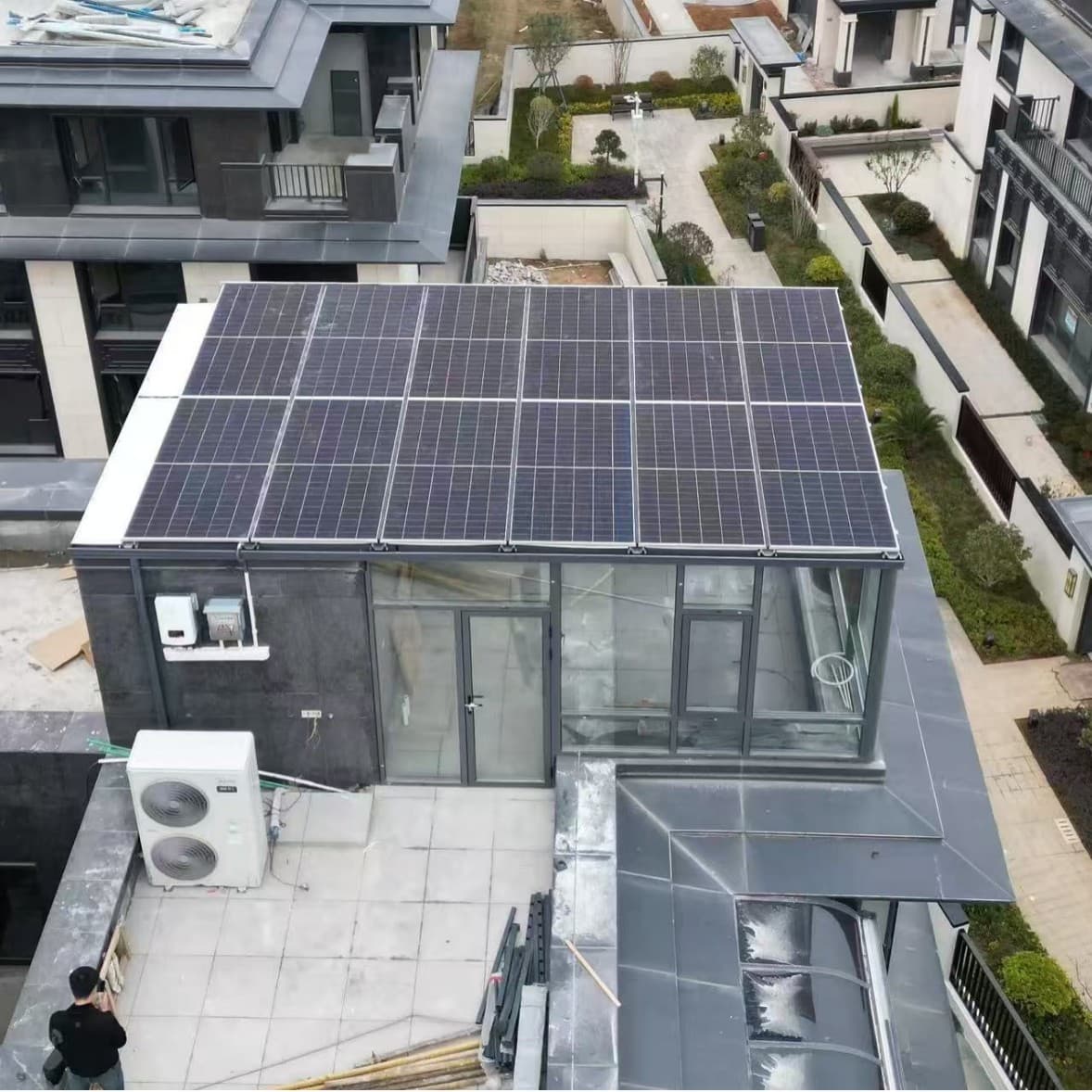 Photovoltaic single crystal solar-powered, 550W, generating electricity 2
